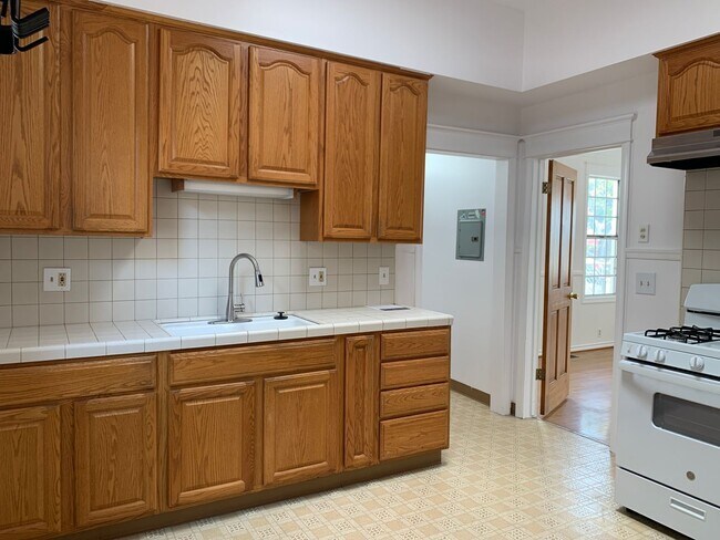 Building Photo - Charming Vintage Two-Bedroom Bungalow with Dining Room & Office