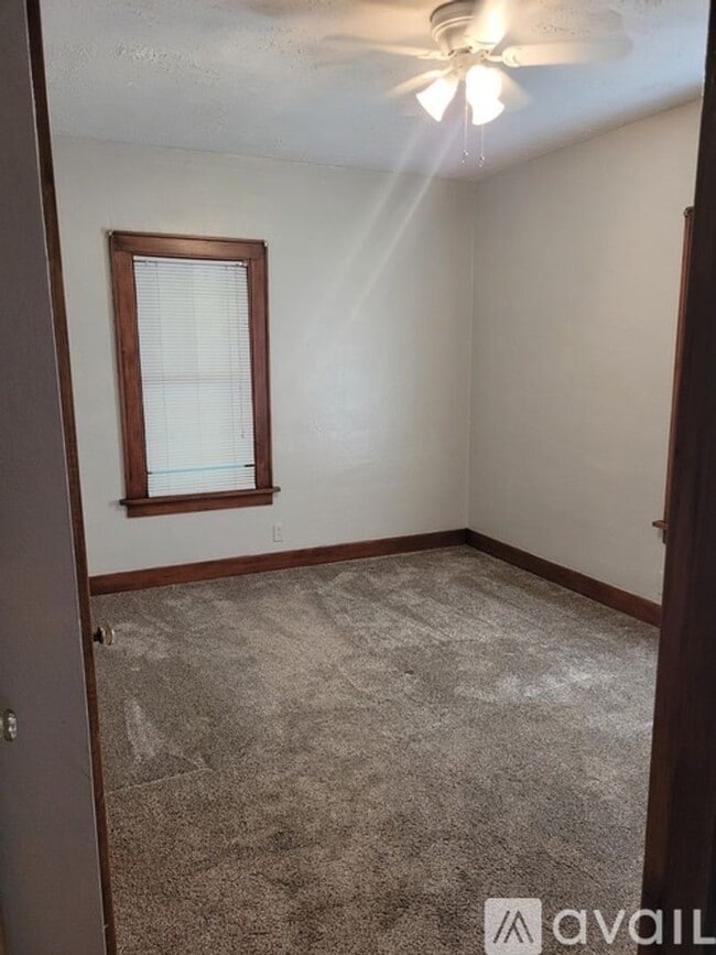Building Photo - 2 Bd 1 Ba House in Beatrice Available in June!