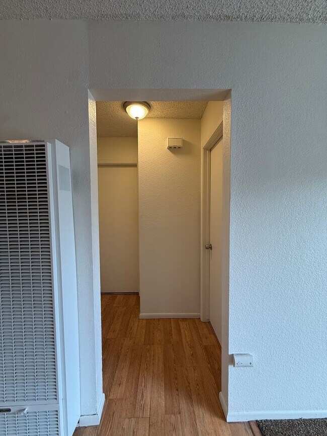 Building Photo - Quail Meadows Upstairs Condo