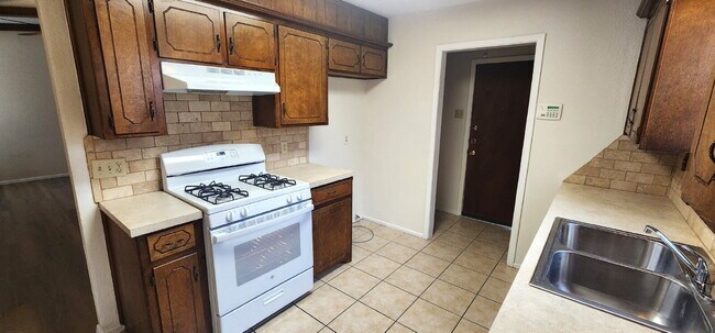 Building Photo - Beautifully updated 3/2/2 in the Meadows -Modern Updates & Flexible Living Space!
