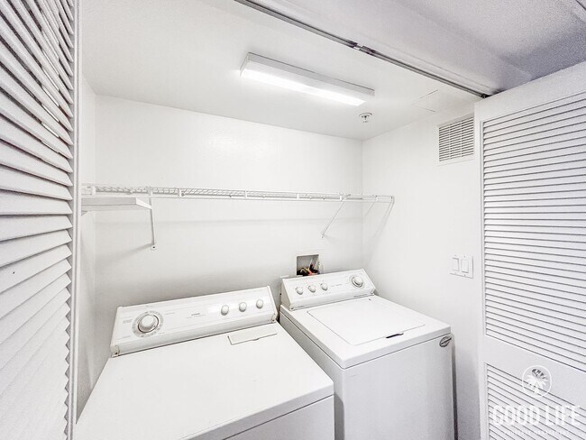 Building Photo - Stunning 2BD/2BA w/ In-Unit Laundry and At...