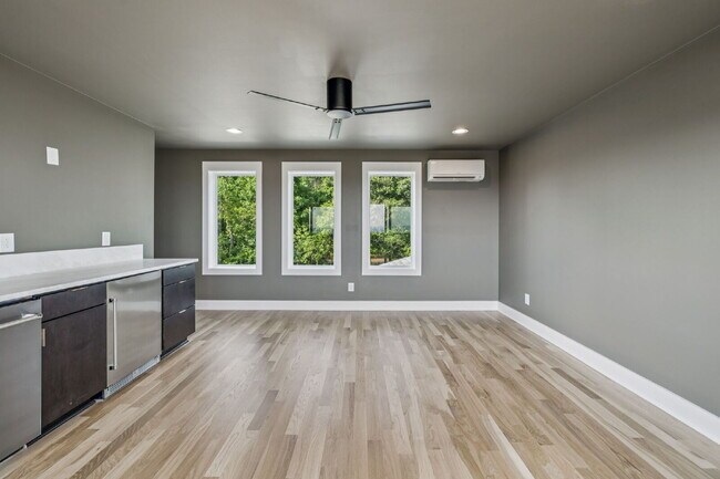 Building Photo - "Spacious 4-Bed, 4-Bath Gem in Nashville -...