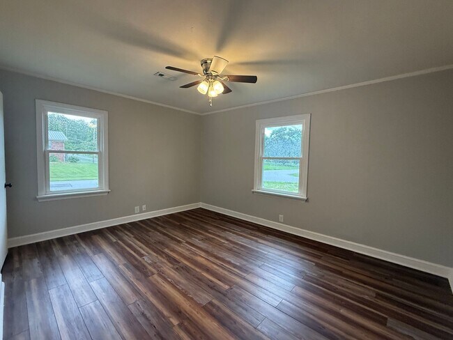 Building Photo - 4 Bedroom 1 Bathroom Home Located in Greeneville, TN