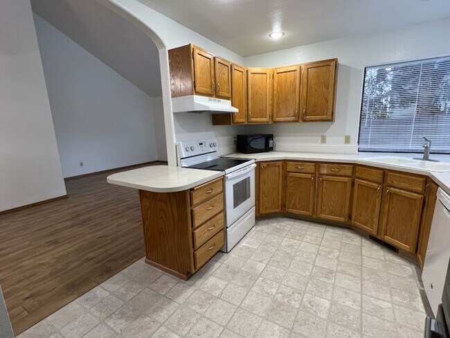 Building Photo - 3 bedroom/1.75 bath rambler style home! 1,272 sq ft