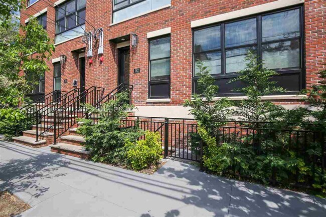 Building Photo - 382 7th St