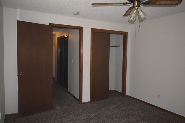 Building Photo - GREAT 3 BEDROOM/2 BATHROOM TOWNHOME WITH NEW PAINT & FLOORING. AVAILABLE 5/23.