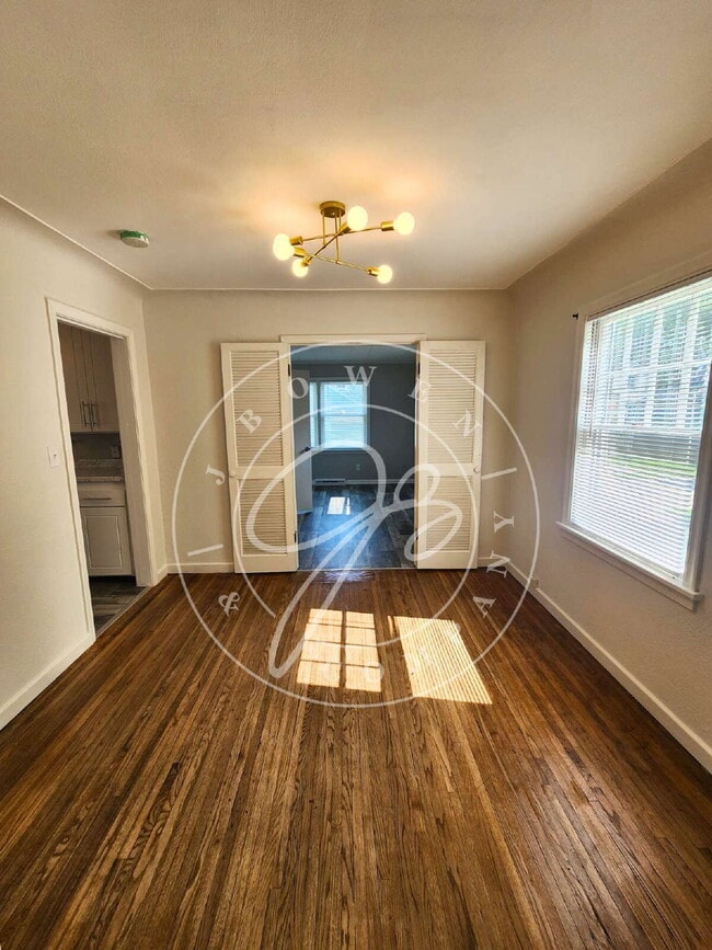Building Photo - Move-In Ready! Spacious 4–5 Bedroom Home w...