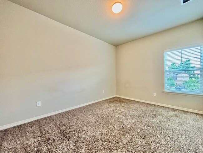 Building Photo - Beautiful 3 bed, 3 bath Townhome in West W...