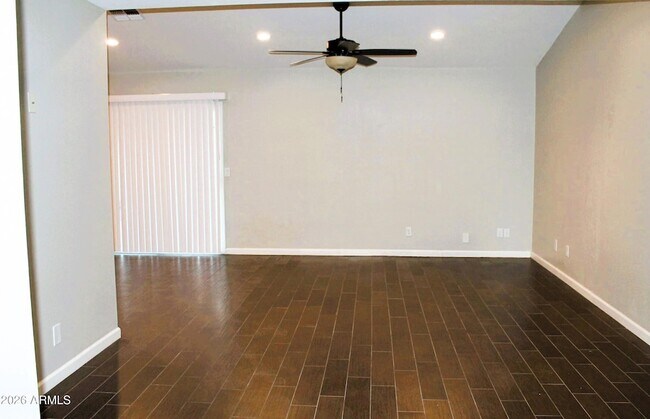 Building Photo - 1016 E Rose Ln