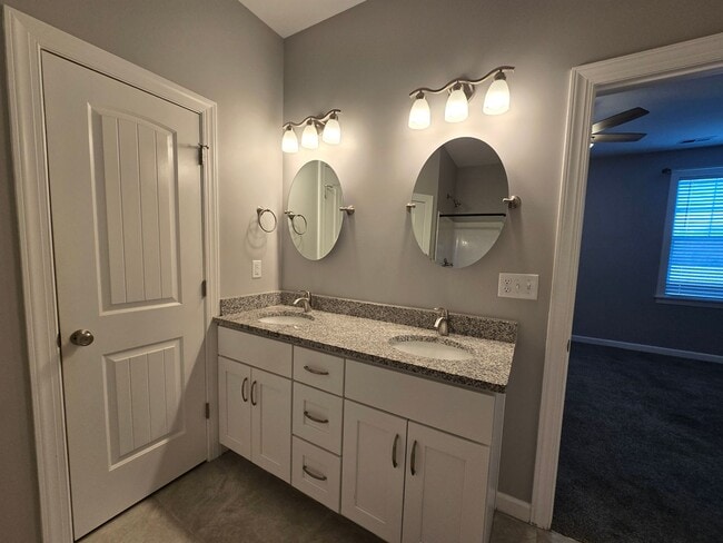 Building Photo - Only 6 Minutes to the USCG Base - 1800+ SqFt, 4Bed, 2Bath Home