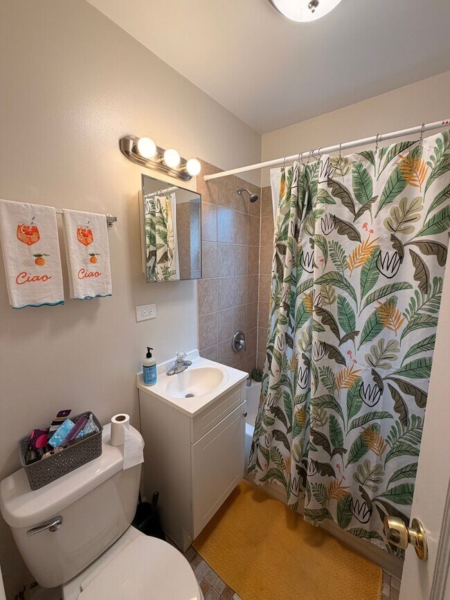Building Photo - Nice 1 Bed w/Dining Room and Newer Kitchen and Bath at Roger's Glenwood District