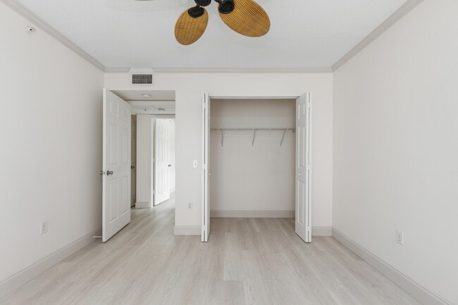 Building Photo - 810 Villa Cir