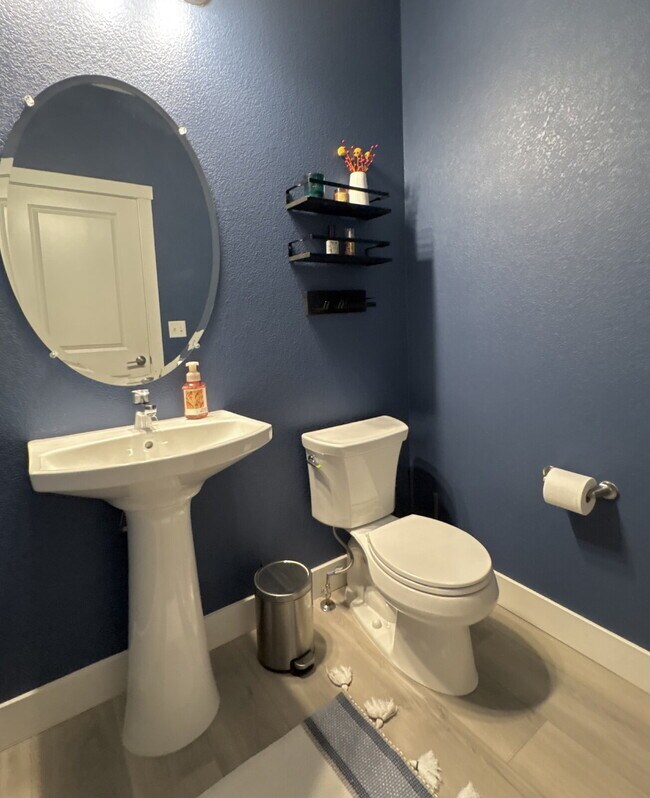 Building Photo - 3bd/2.5ba Paired Home in Trailside w/ side yard