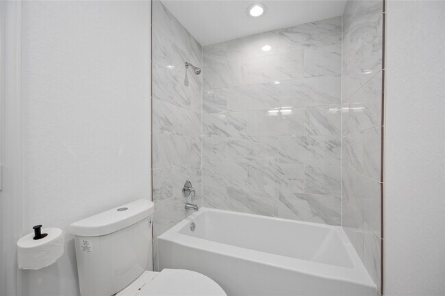 Building Photo - 5126 Pershing St