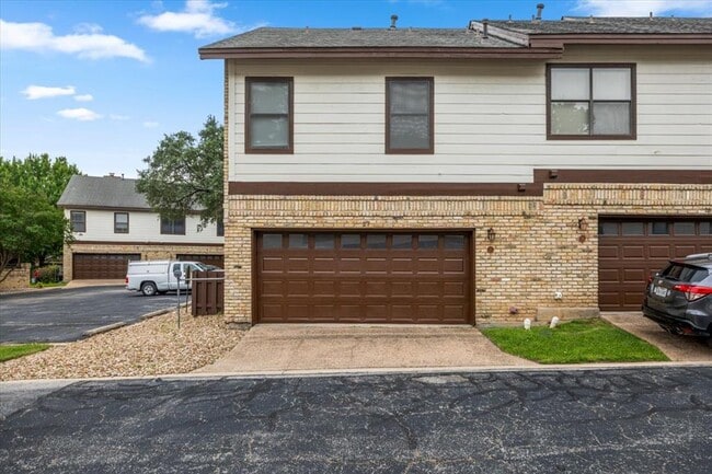 Building Photo - 10819 Crown Colony Dr
