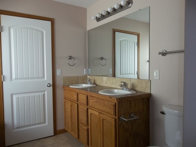 Building Photo - Beautiful 5 Bedroom Home in Heart of Loveland