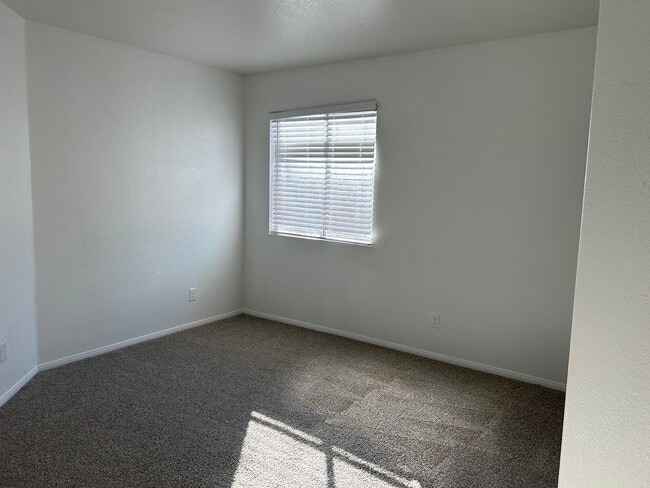 Building Photo - 4 Bedroom Pool Home