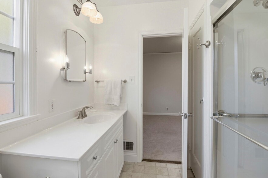 Building Photo - 740 Laurel Ave