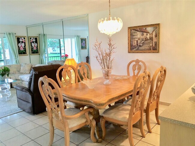 Building Photo - 611 S Hollybrook Dr