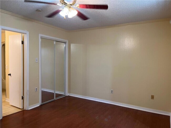 Building Photo - 1002 Dr