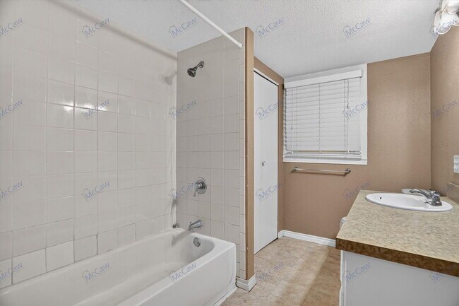 Building Photo - 303 S Elm St