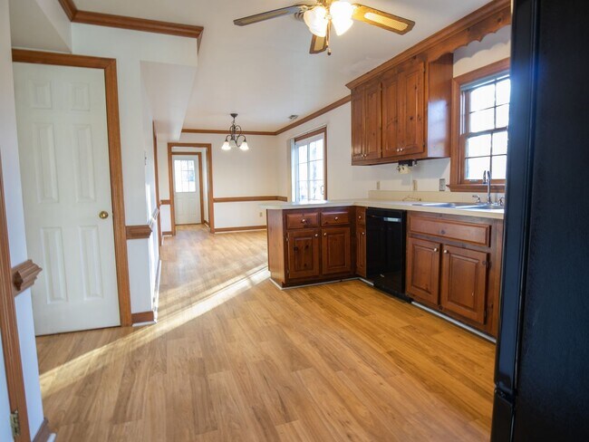 Building Photo - -- ACT FAST!  HUGE 4 BEDROOM 2.5 BATH GLEN ALLEN HOME --