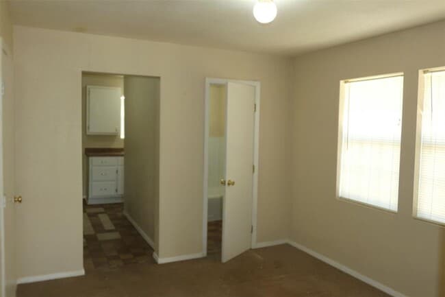 Building Photo - Cute duplex