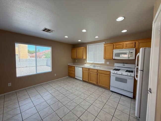 Building Photo - 8816 W Pine Pitch Dr