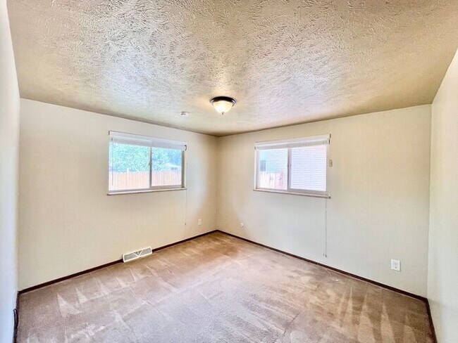 Building Photo - 3 Bedroom - 2 Bath Ranch Home with 2 Car A...