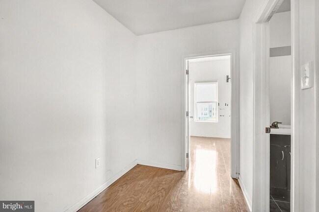 Building Photo - 1631 W Girard Ave