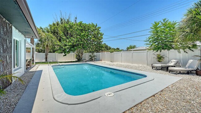 Building Photo - 1302 Mango Ave