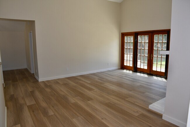 Building Photo - 10575 Canyon Lake Dr