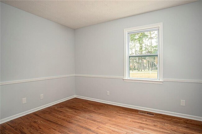 Building Photo - 1106 Oak Rd SW