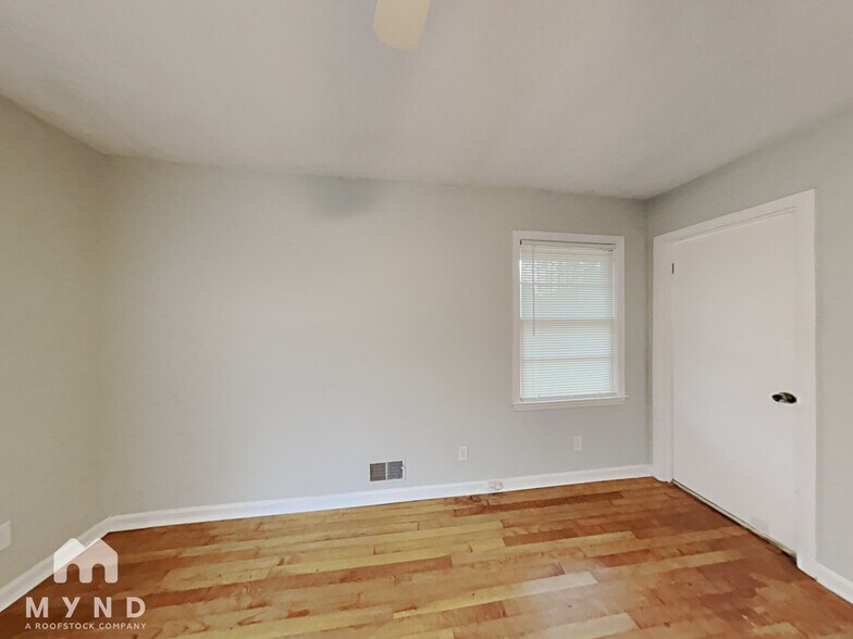 Building Photo - 152 Robin Hood Dr