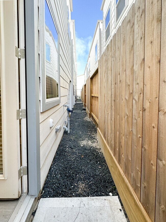 Building Photo - 9007 Lonestar Creekbend Ln