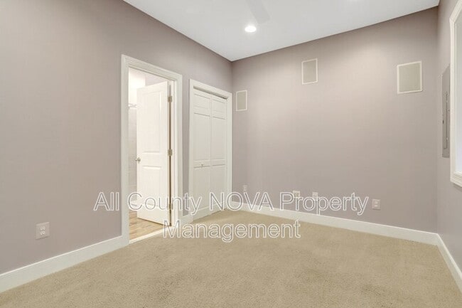 Building Photo - 2093 Laura Mews Pl