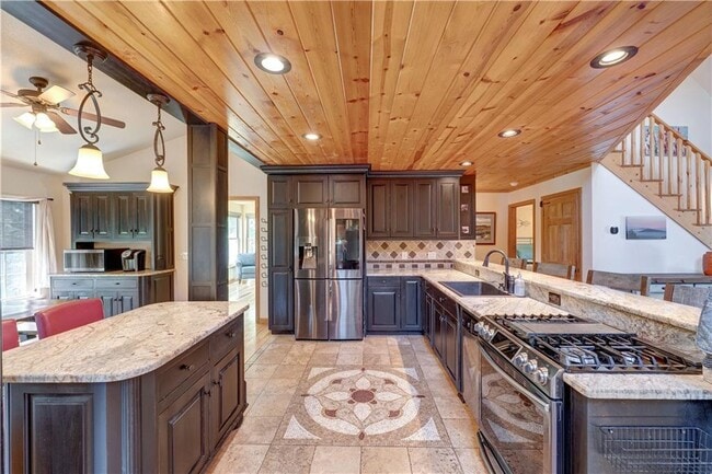 Building Photo - 495 Chicory Dr E