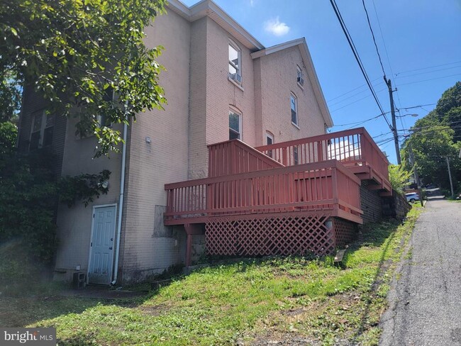 Building Photo - 1531 E 8th St