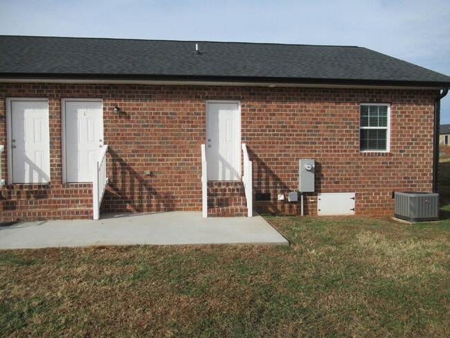 Building Photo - Brick Duplex for Rent Just Minutes from Lincolnton!