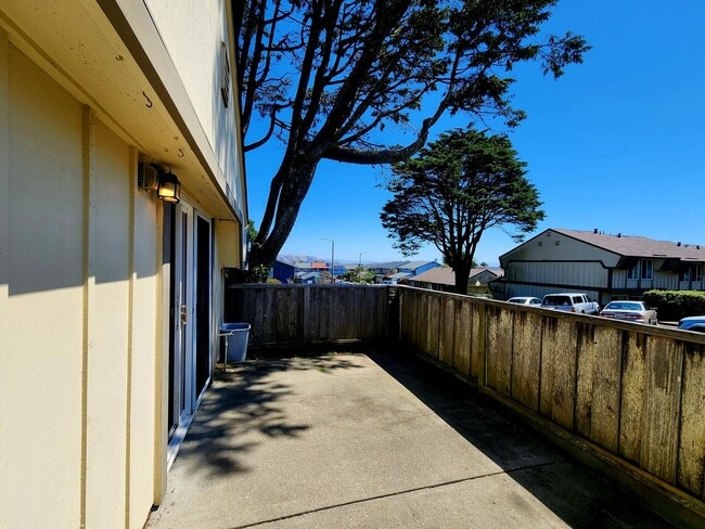Building Photo - 2 bedroom townhouse