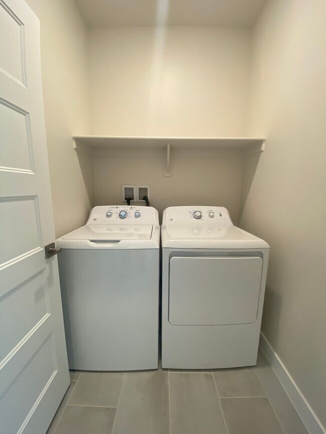Building Photo - Beautiful townhome In Crimson Park