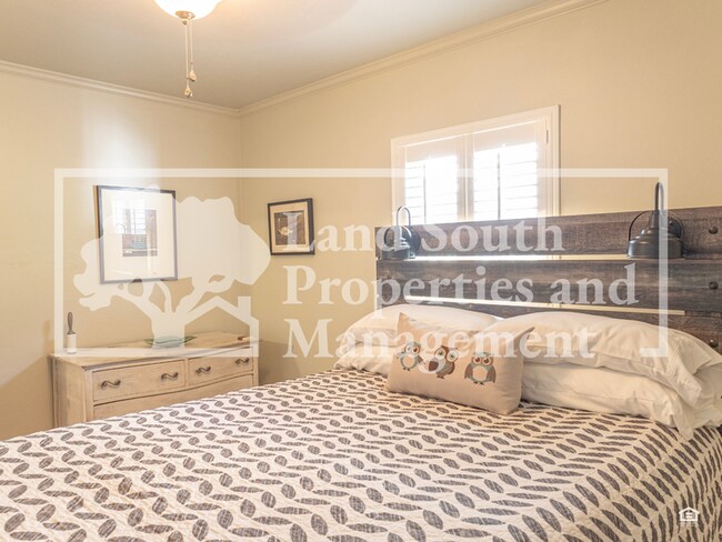 Building Photo - 327 Easton Dr