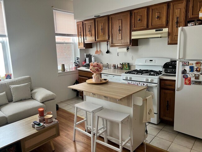 Building Photo - 25 W 8th St