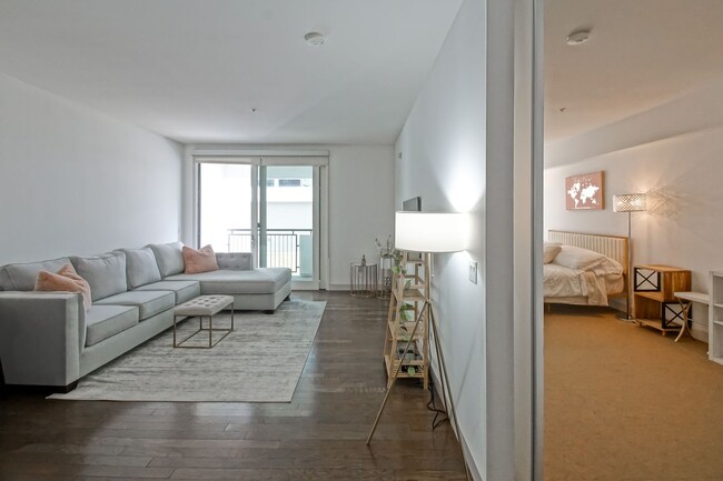 Building Photo - Modern & Spacious, Furnished or Unfurnishe...