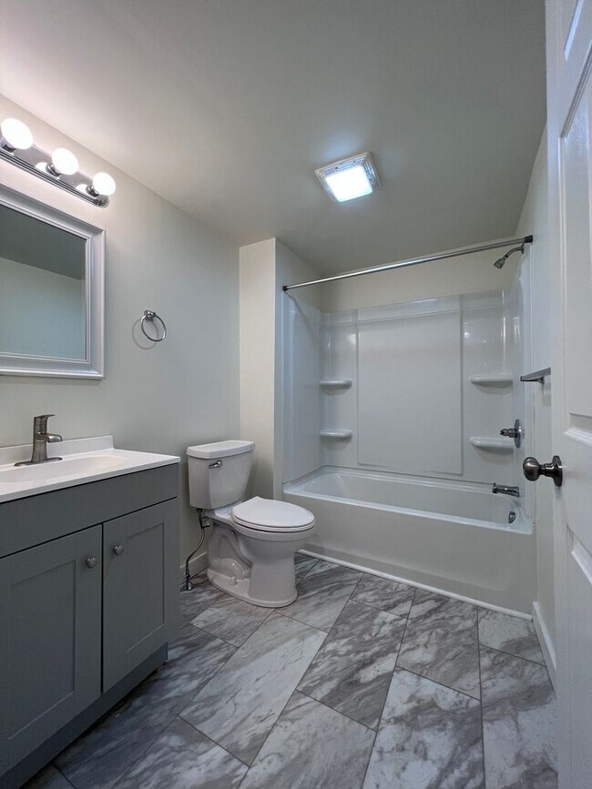 Building Photo - Updated 5BR 3bath house with off street parking!