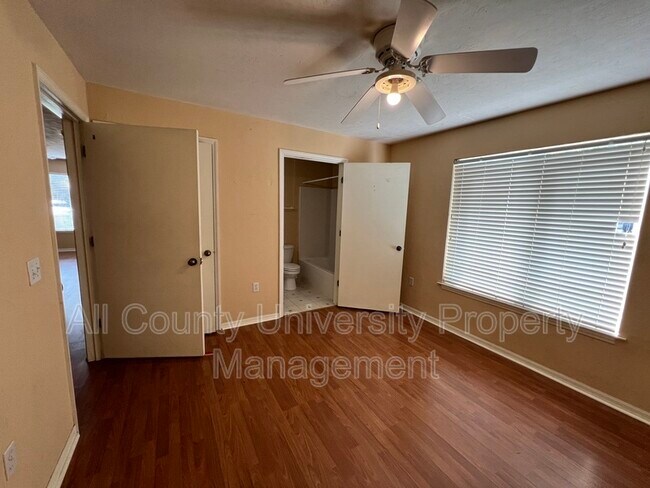 Building Photo - 4000 SW 23rd St