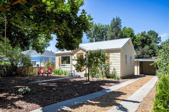 Building Photo - 2 Bedroom Cottage in the North End with to...