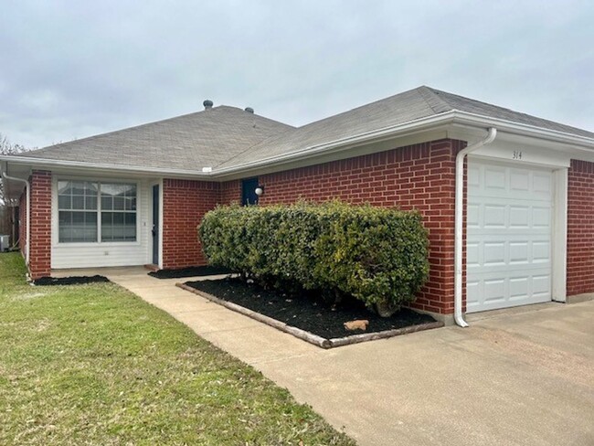 Building Photo - Spacious Duplex