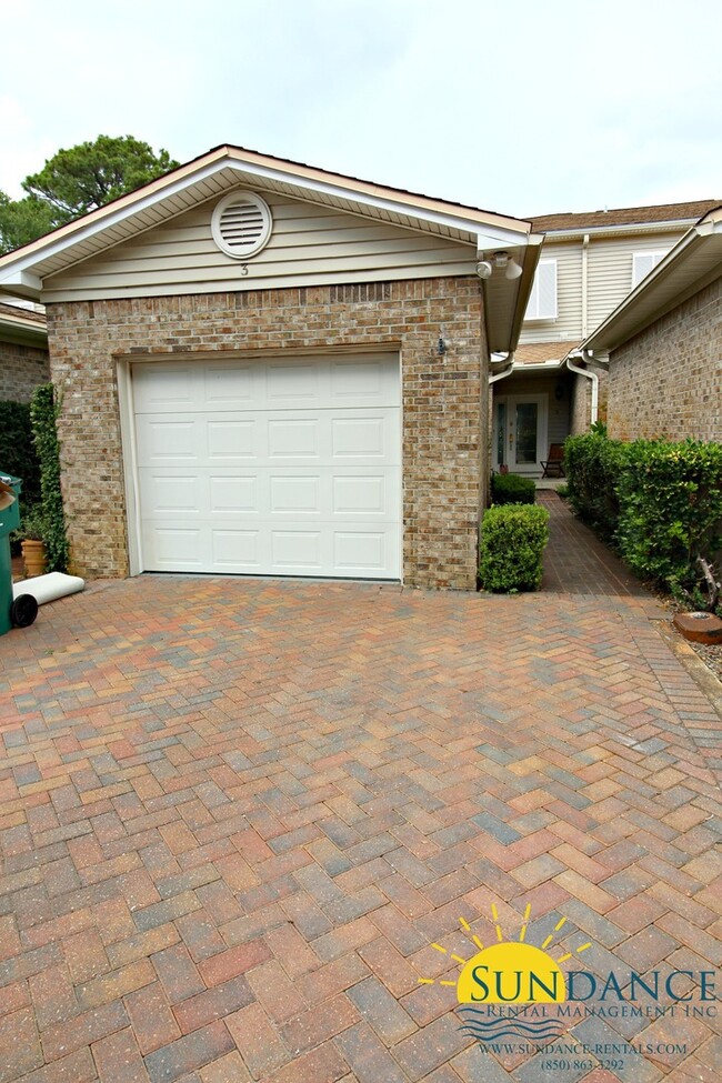 Building Photo - Stunning 3 Bedroom Waterfront Unit in Fort Walton!