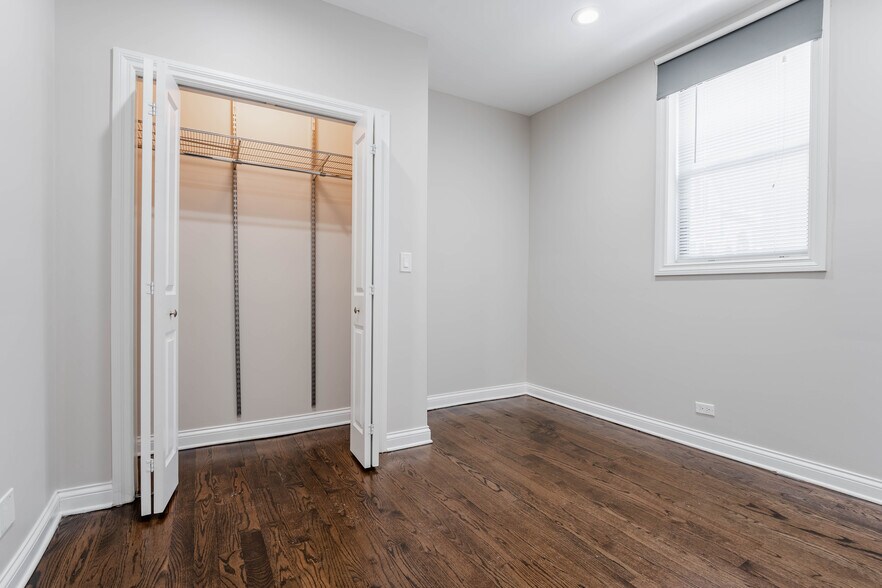 Building Photo - 1756 W Montrose Ave